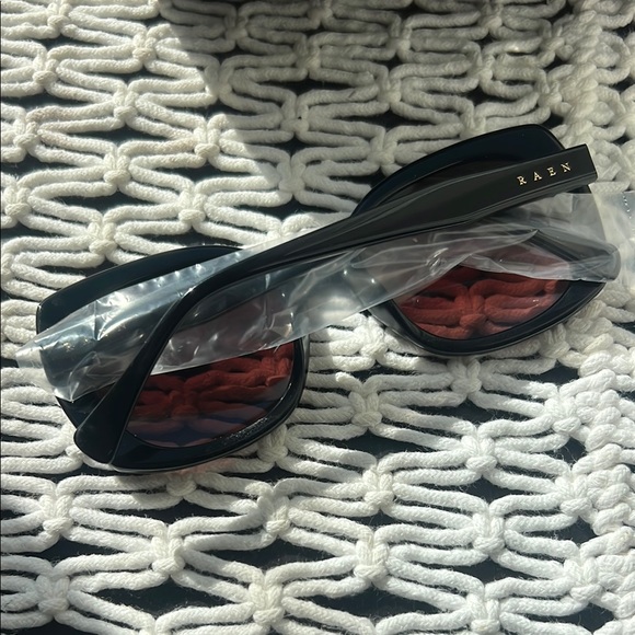 RAEN ronzy Black Sunglasses - Picture 3 of 5